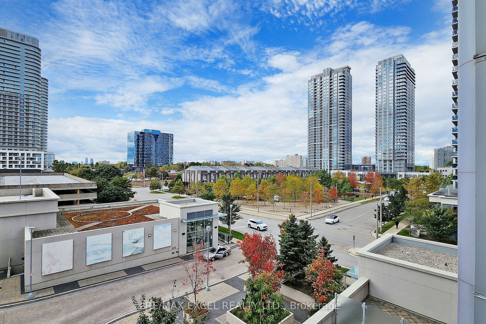 135 Village Green Sq, #421