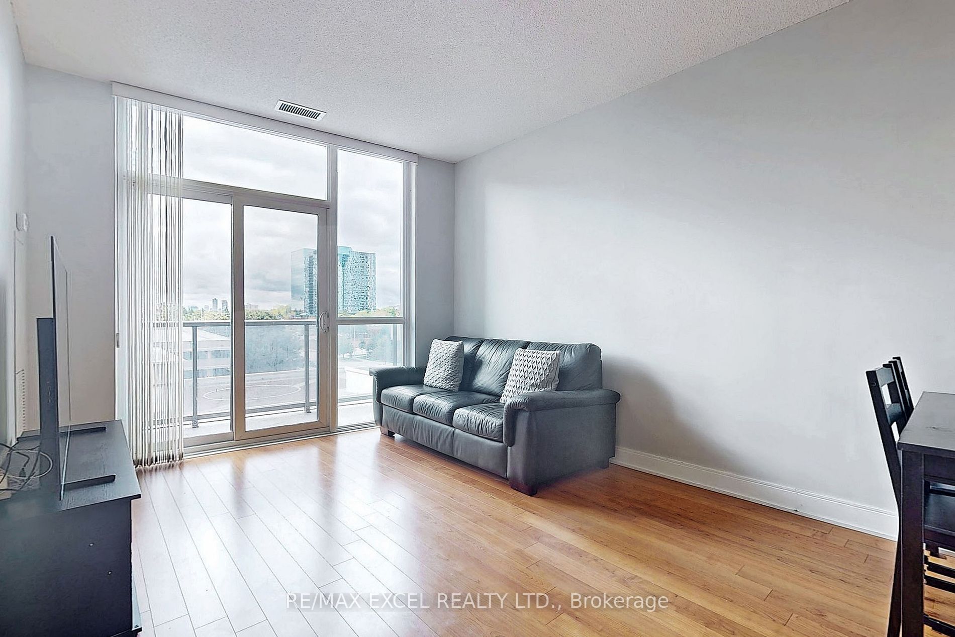 135 Village Green Sq, #421