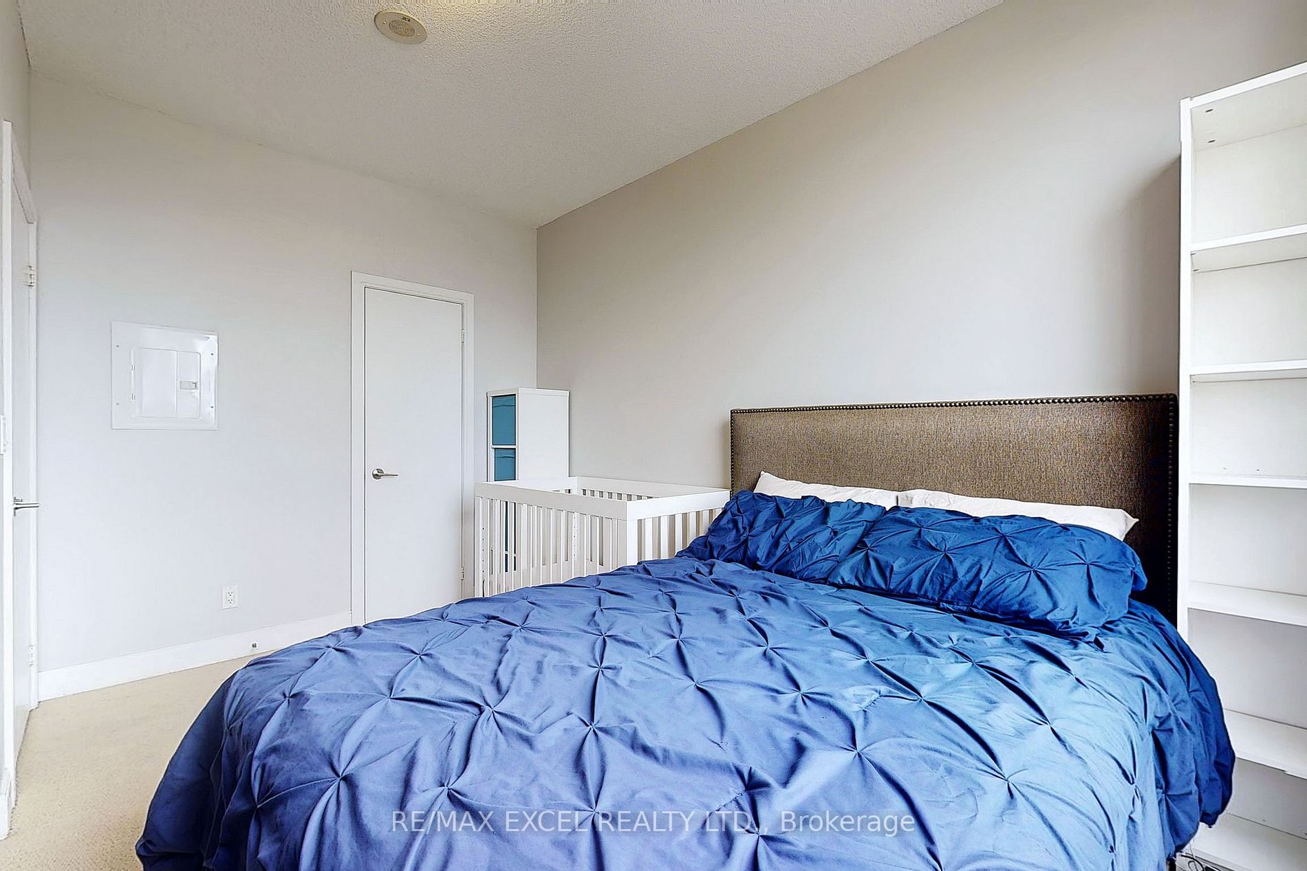 135 Village Green Sq, #421