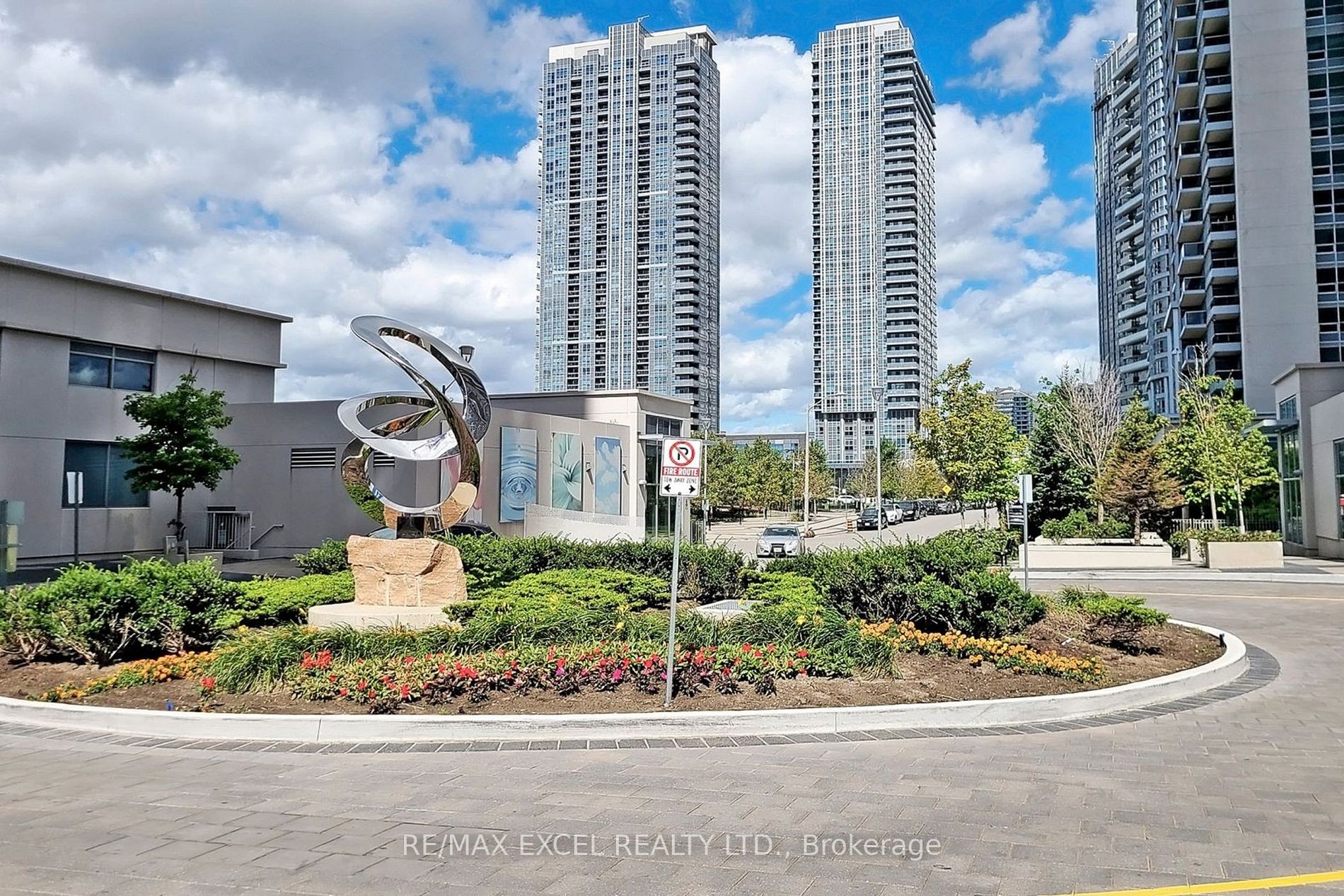 135 Village Green Sq, #421