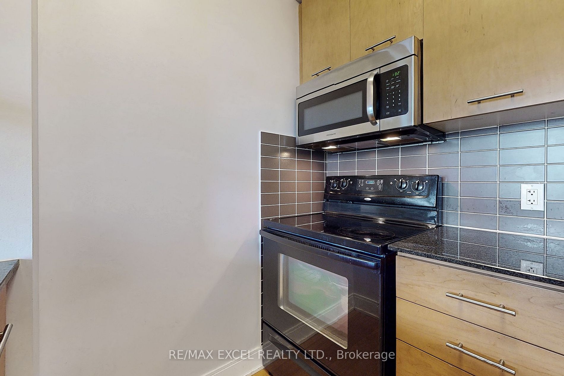 135 Village Green Sq, #421