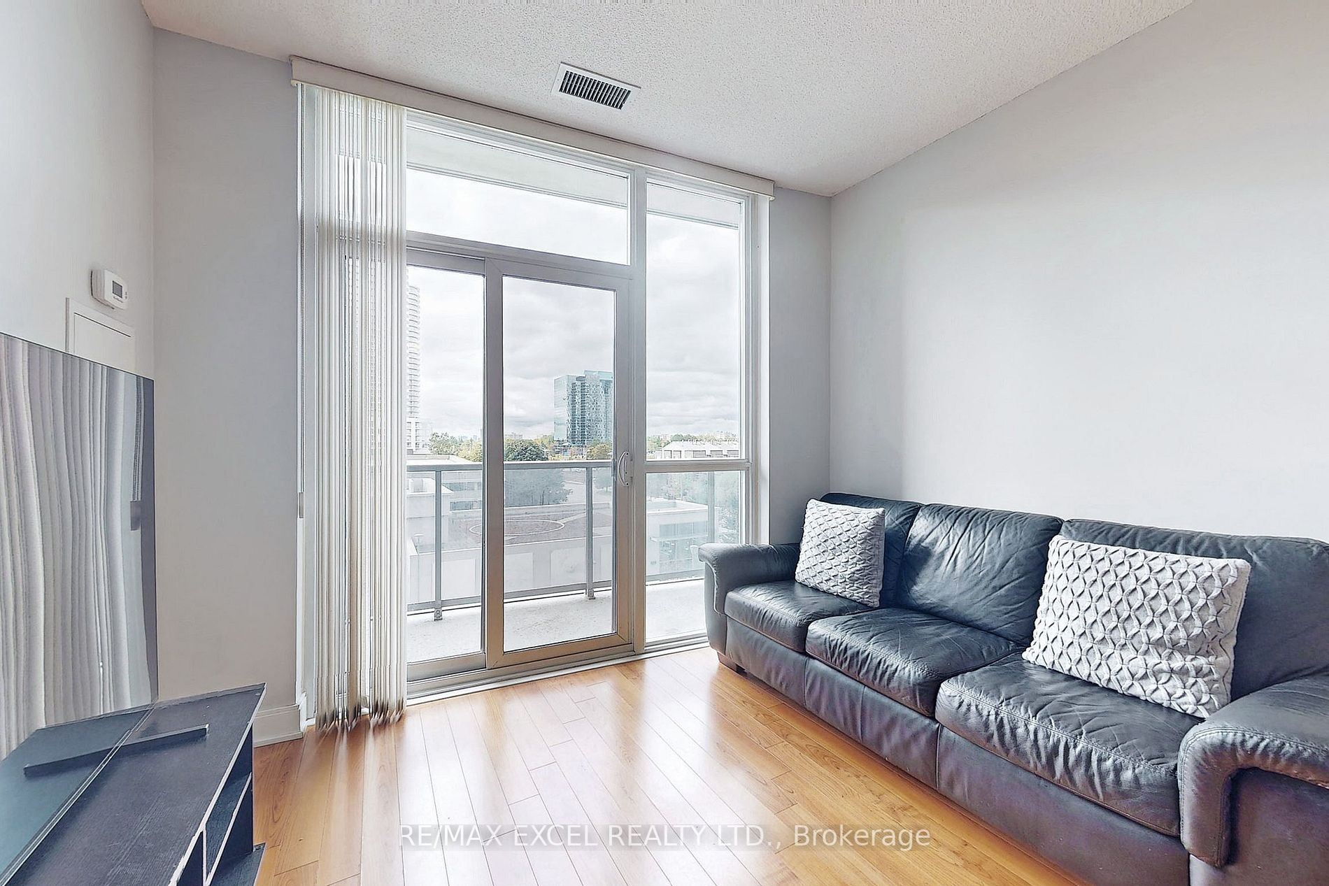 135 Village Green Sq, #421