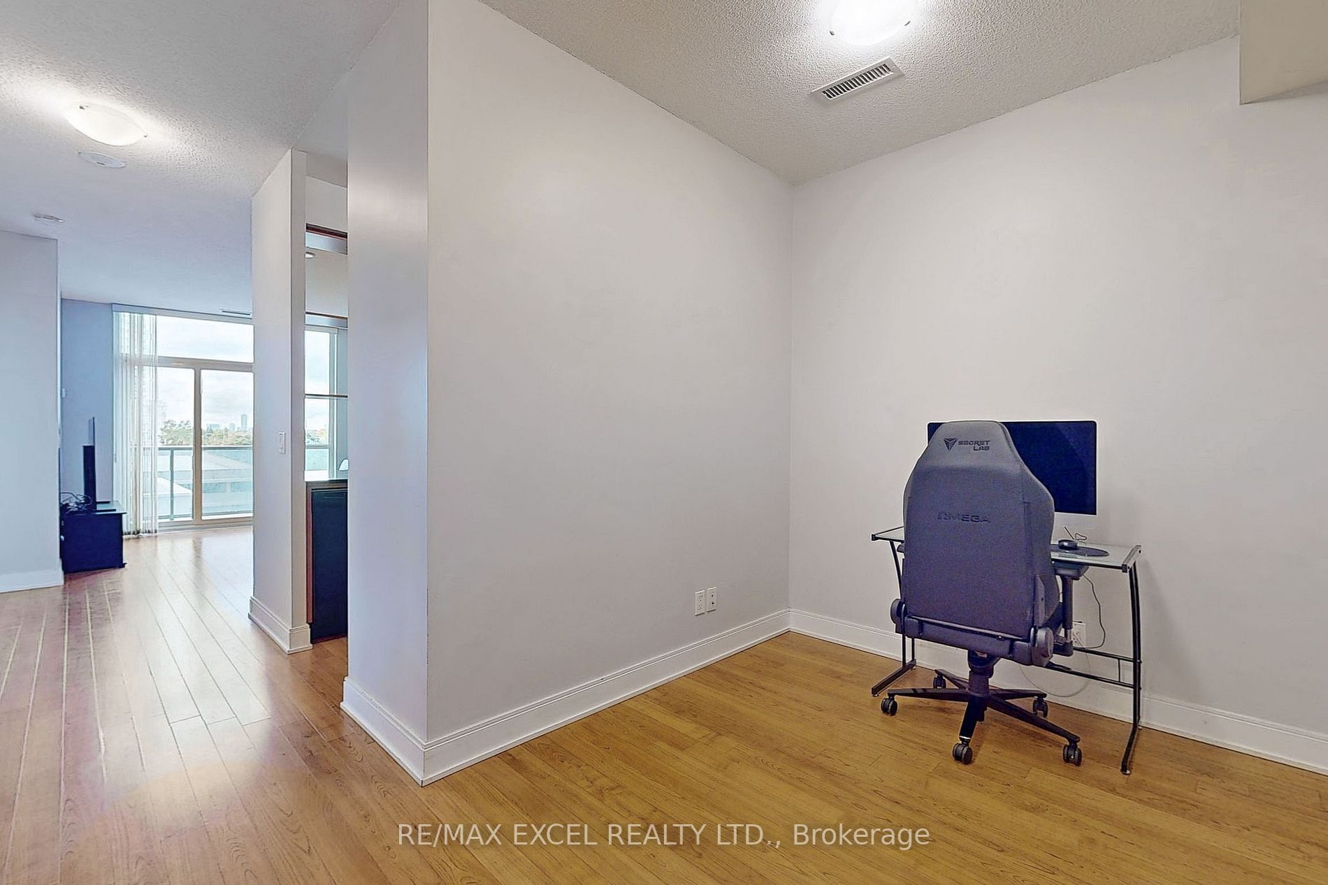 135 Village Green Sq, #421