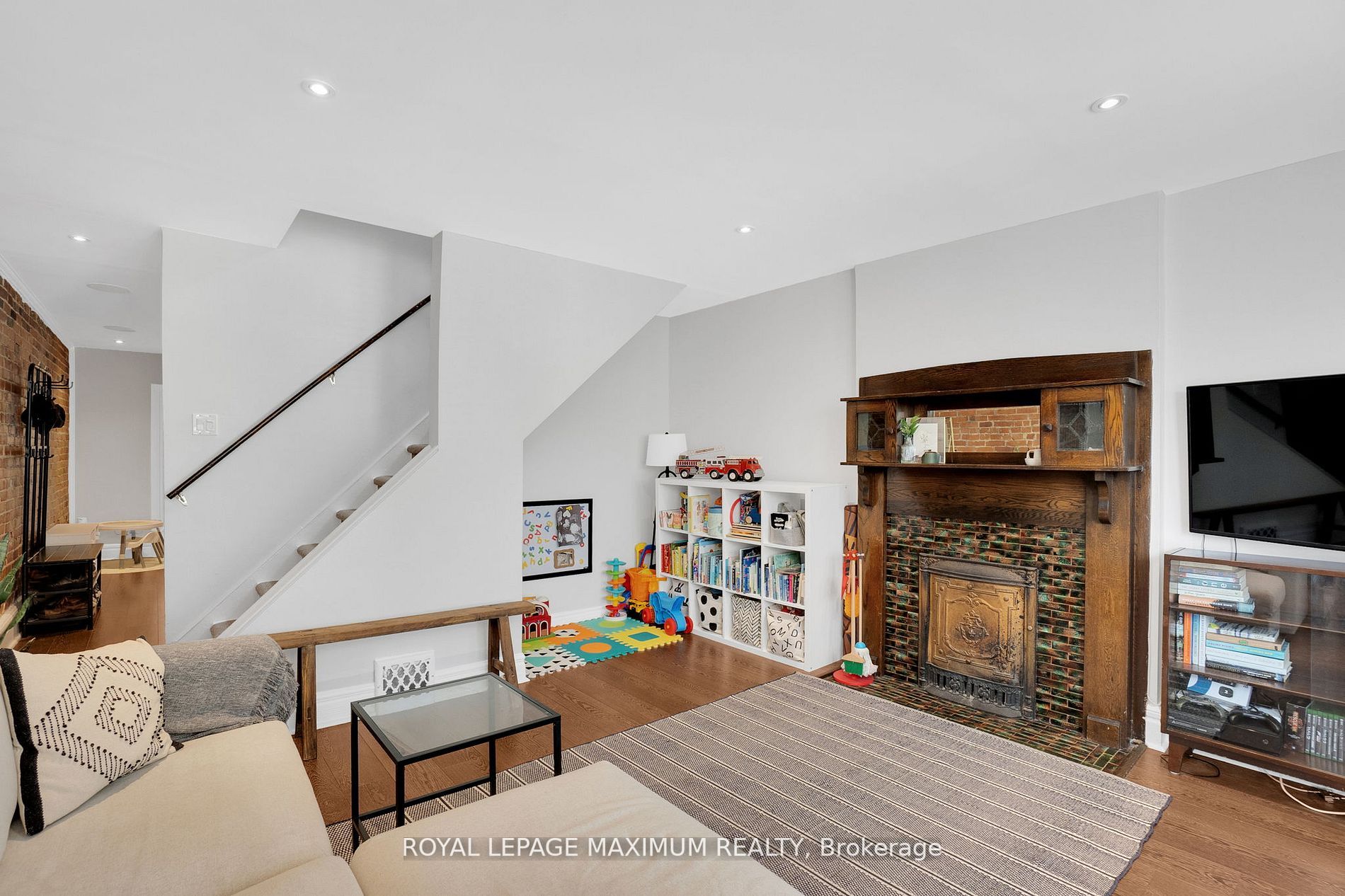 362 Woodbine Ave