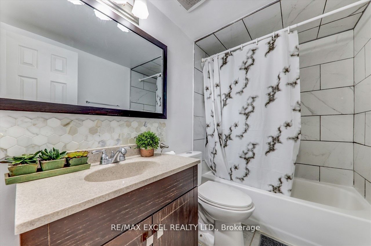 2245 Eglinton Ave E, #205