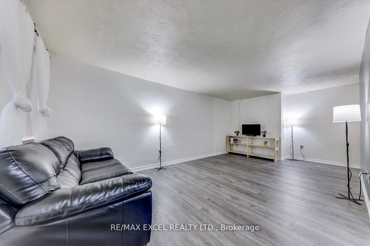 2245 Eglinton Ave E, #205