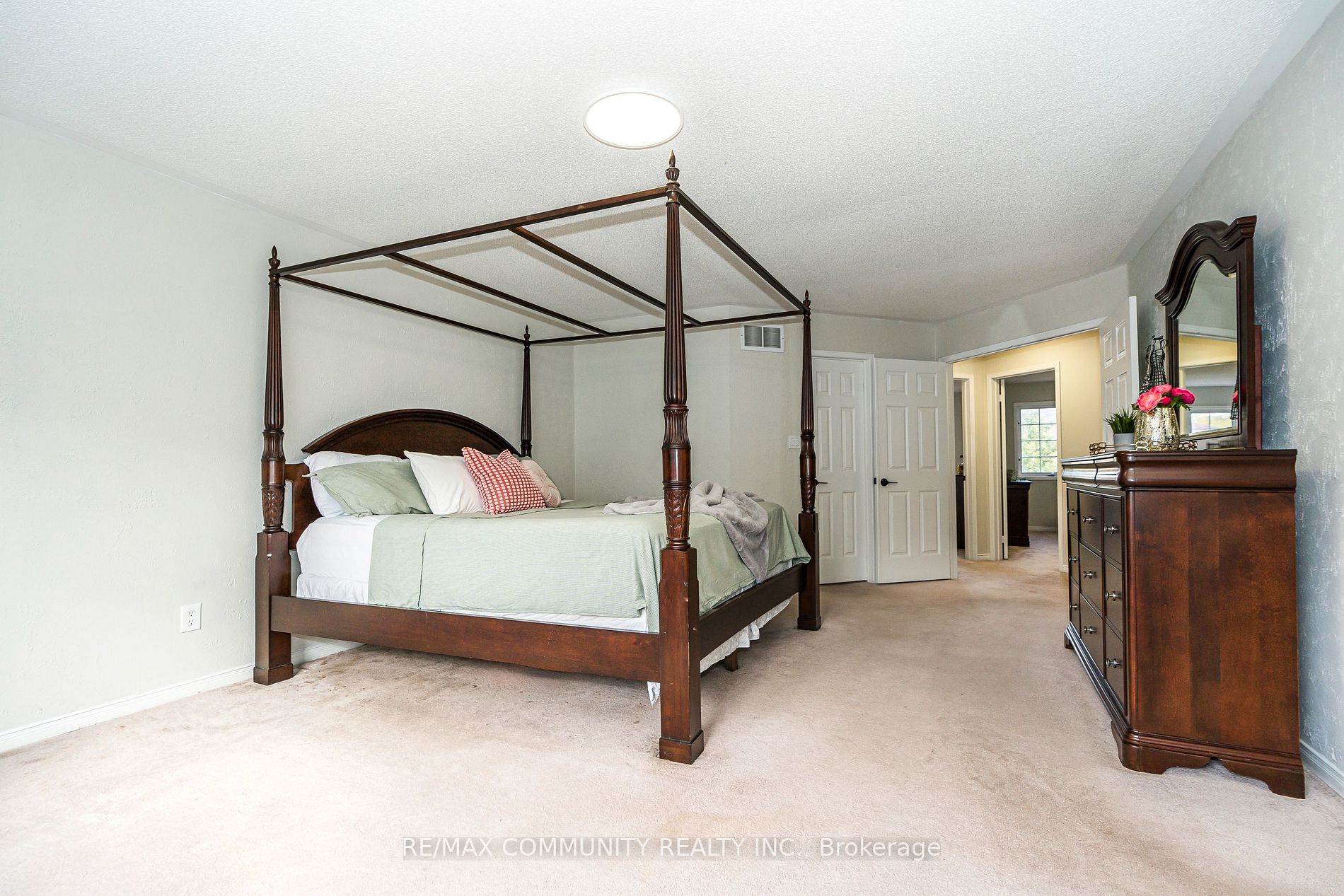 31 Greenhalf Dr