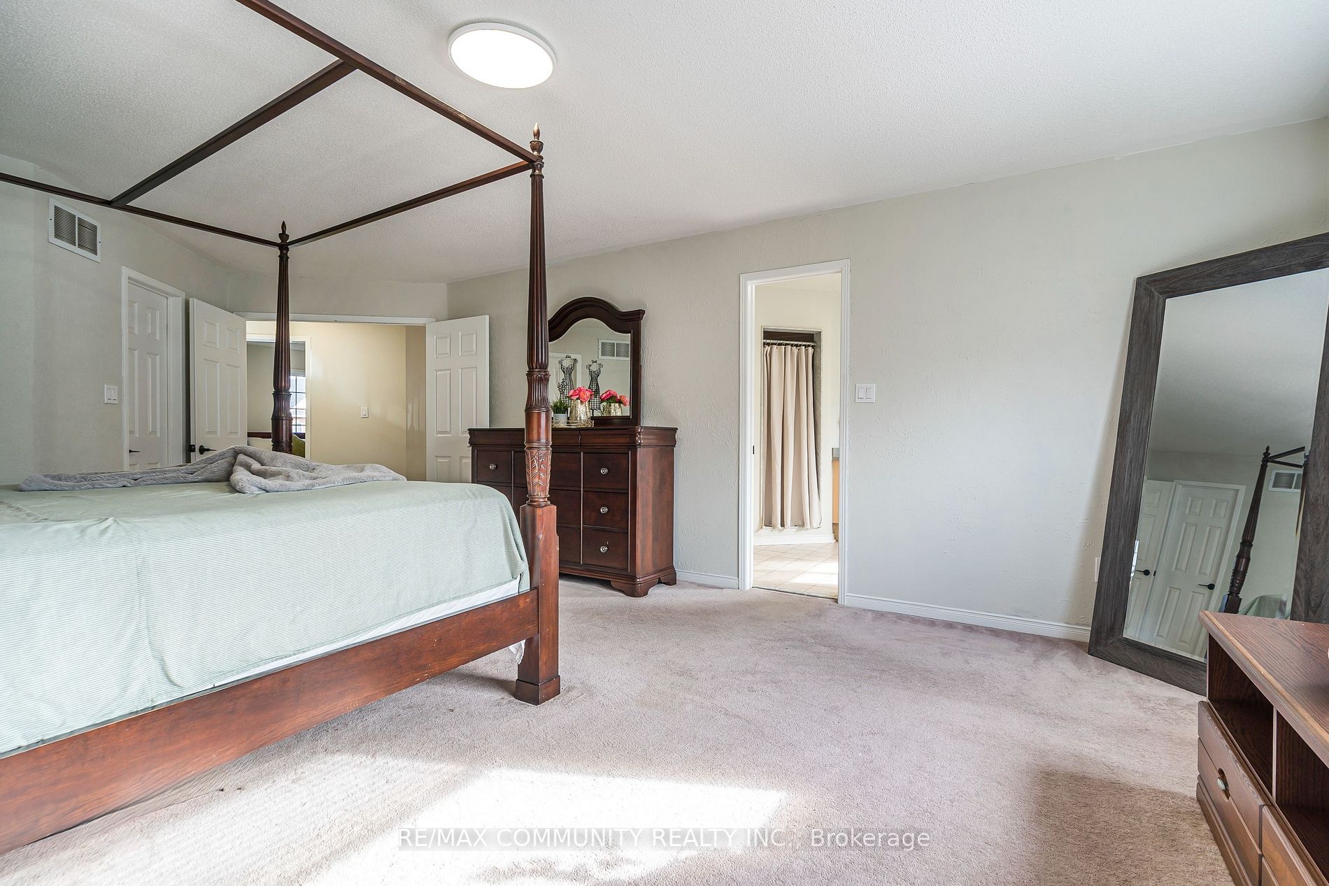 31 Greenhalf Dr