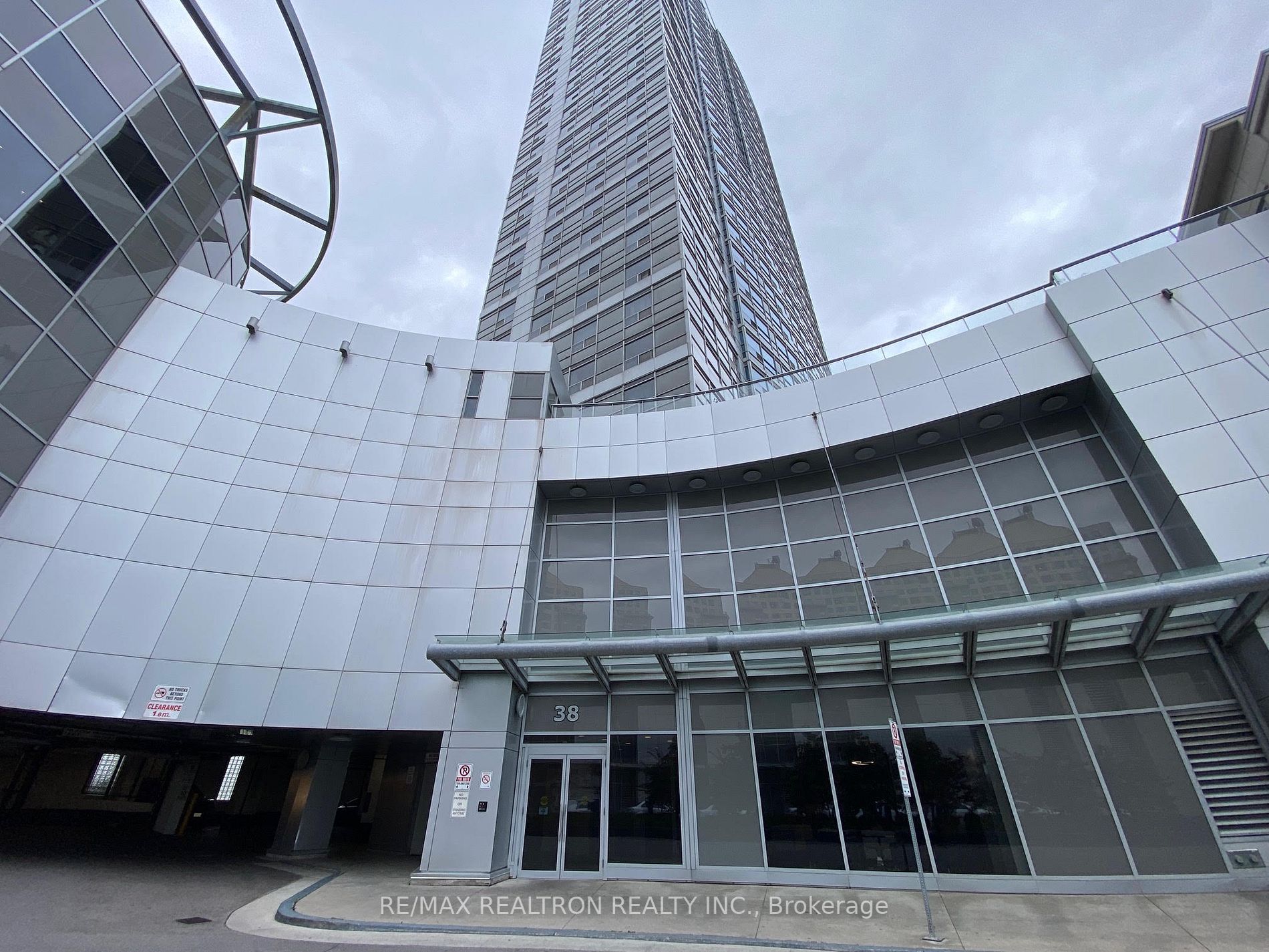 38 Lee Centre Dr, #606