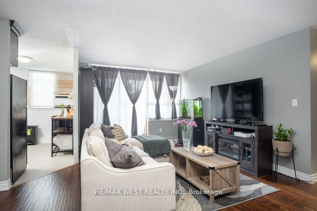 100 Wingarden Crt, #209