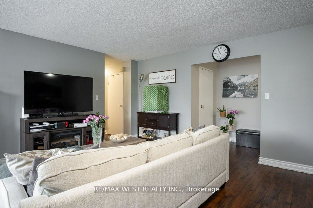 100 Wingarden Crt, #209