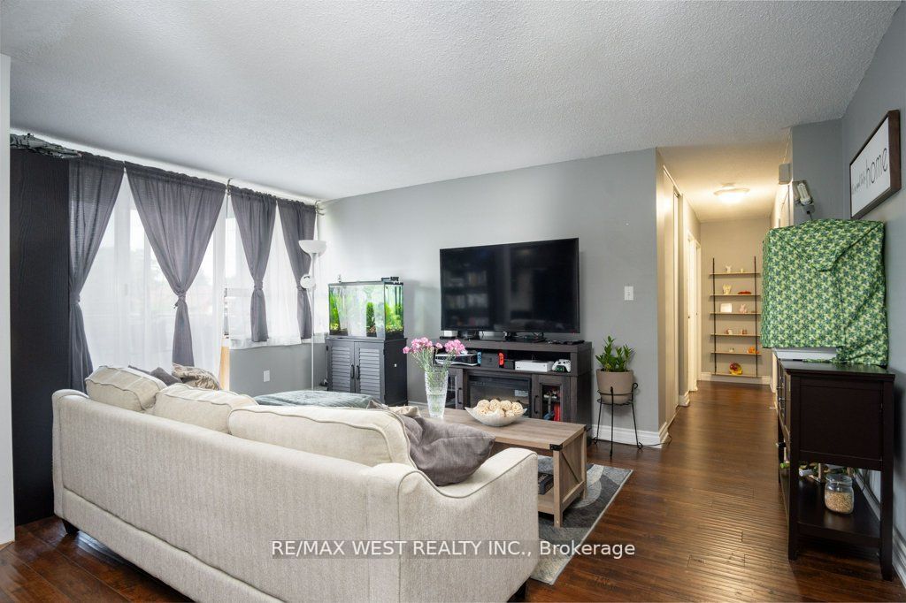 100 Wingarden Crt, #209