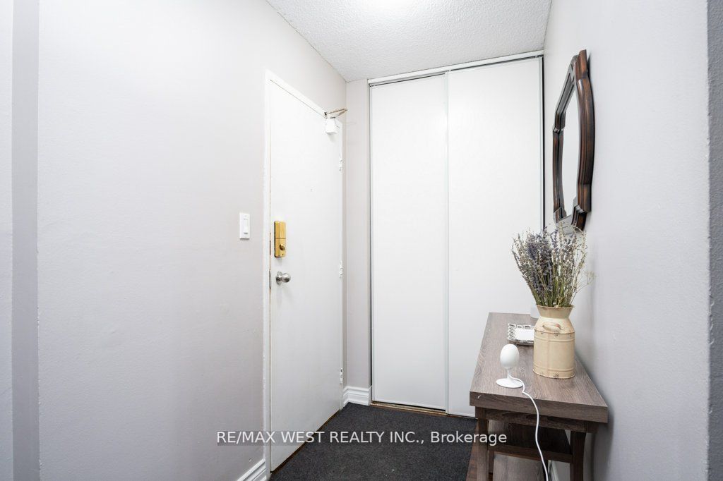 100 Wingarden Crt, #209
