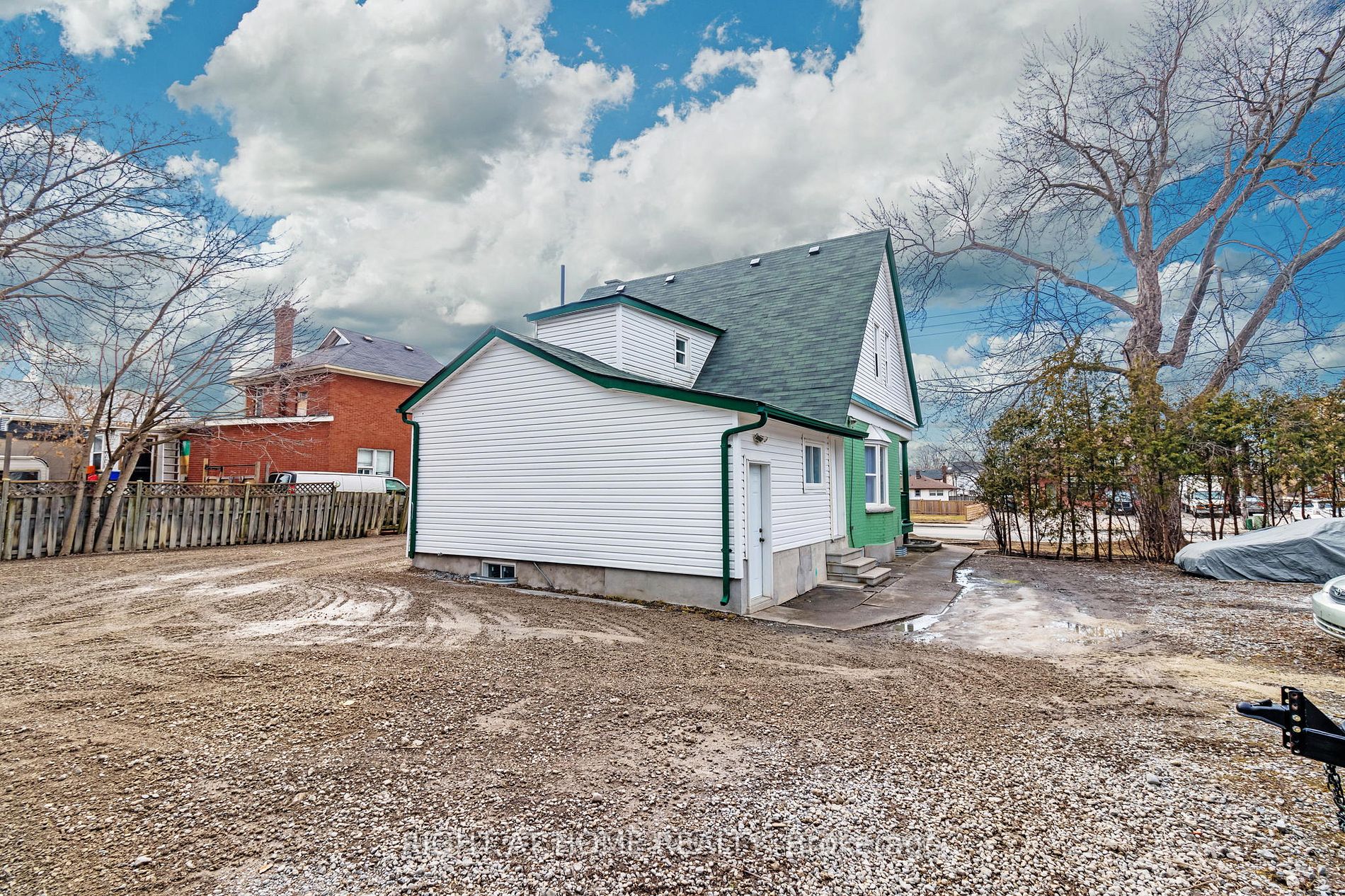 853 Simcoe St S