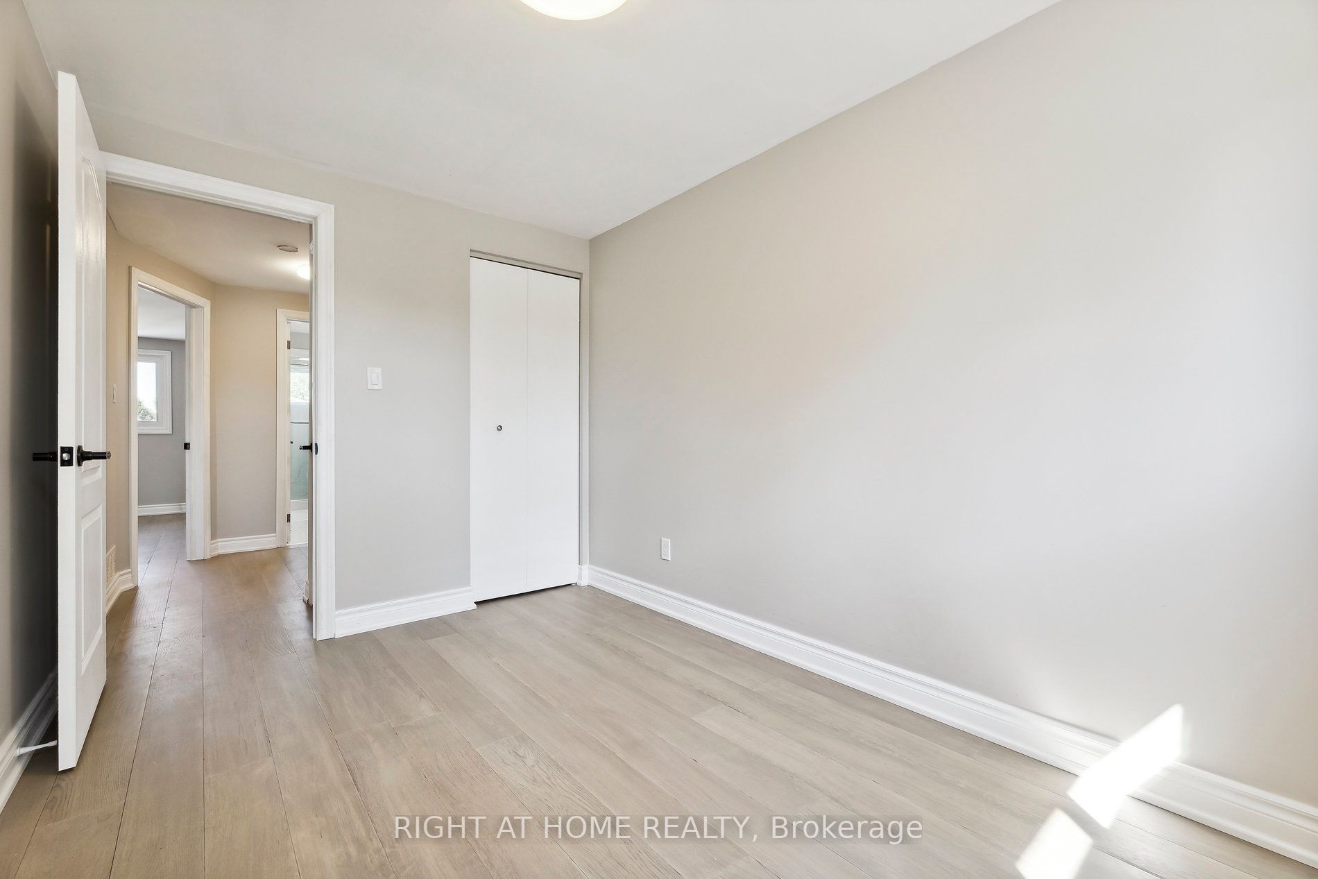 990 Hawthorne Court
