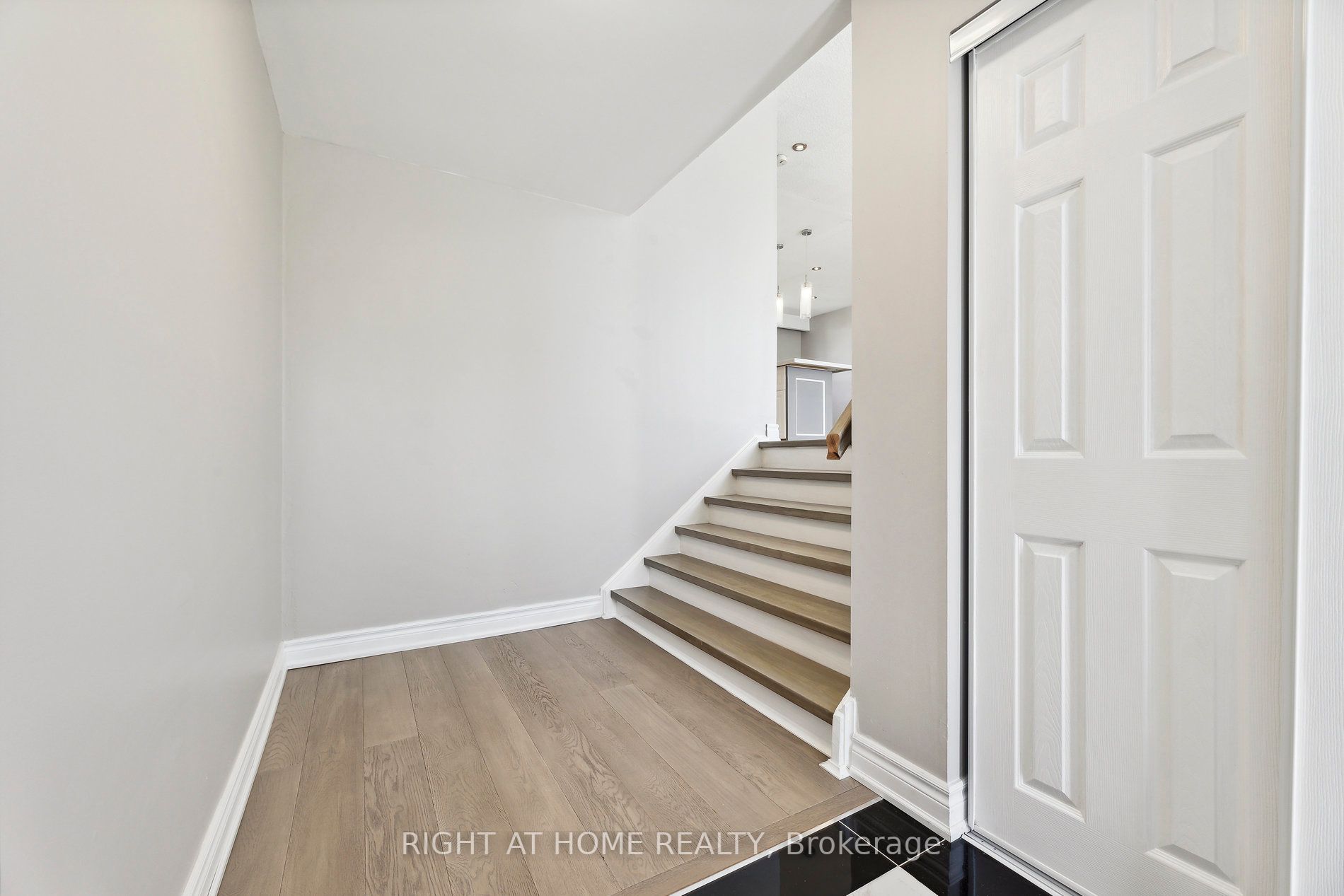 990 Hawthorne Court