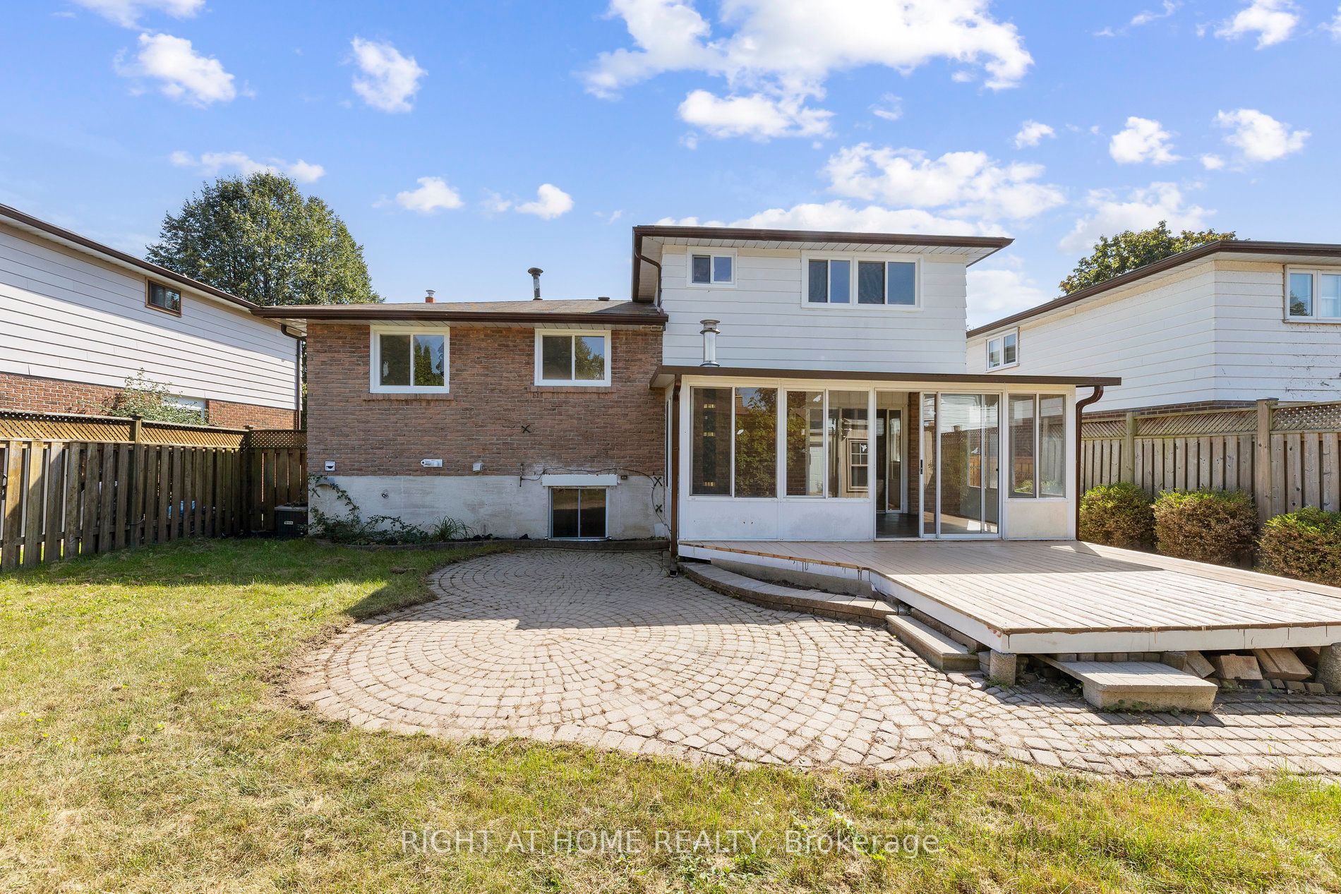 990 Hawthorne Court