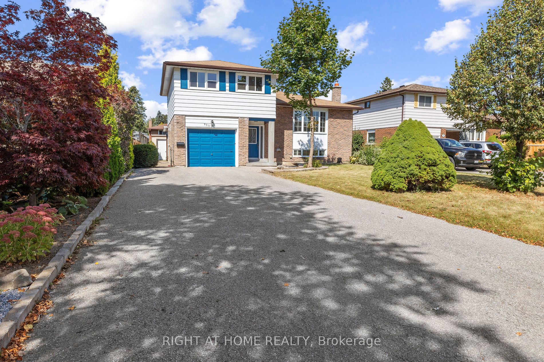 990 Hawthorne Court