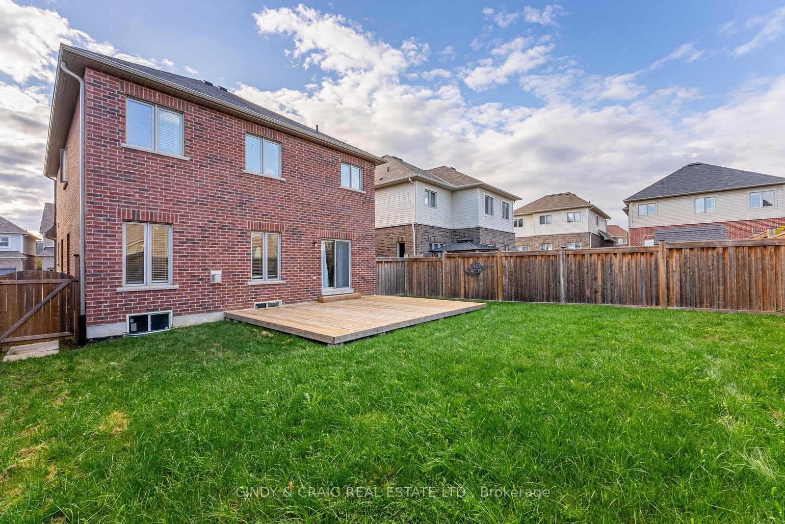 94 Mcroberts Cres