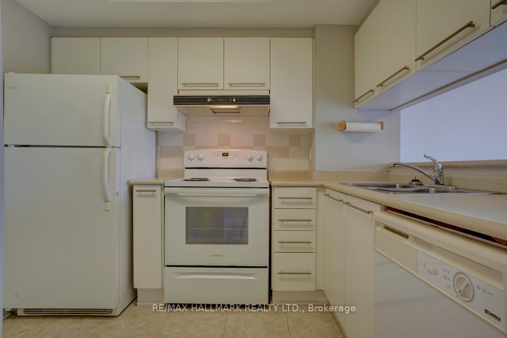 712 Rossland Rd E, #315