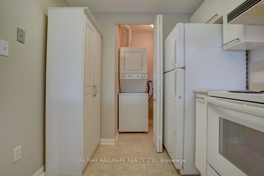 712 Rossland Rd E, #315