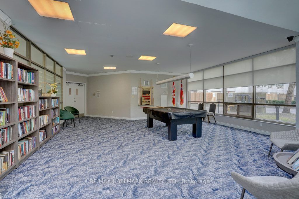 712 Rossland Rd E, #315