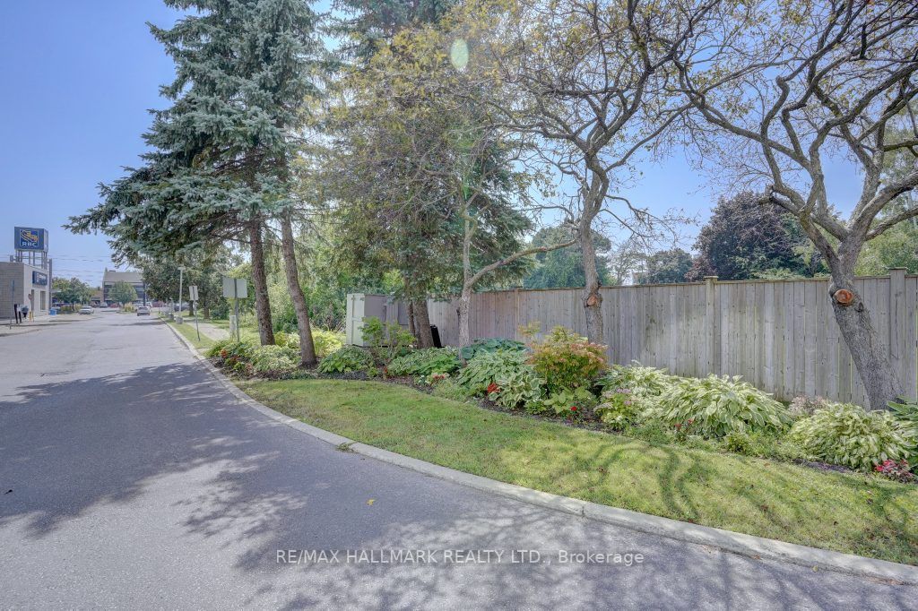 712 Rossland Rd E, #315