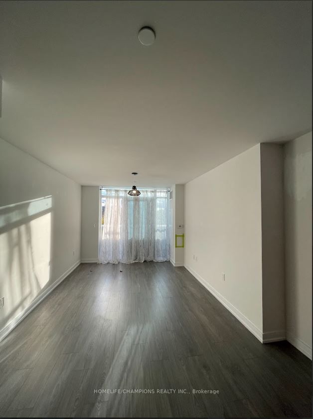 225 Village Green Square #207