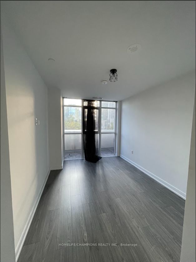225 Village Green Square #207