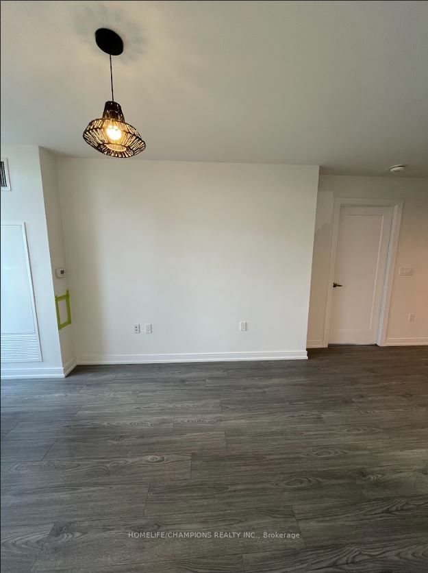 225 Village Green Square #207
