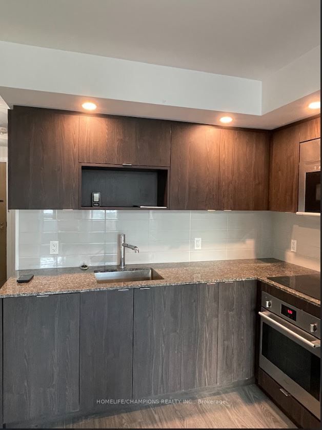 225 Village Green Square #207