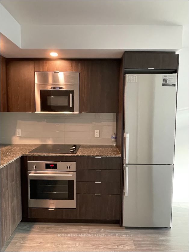 225 Village Green Square #207
