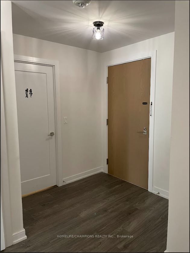 225 Village Green Square #207