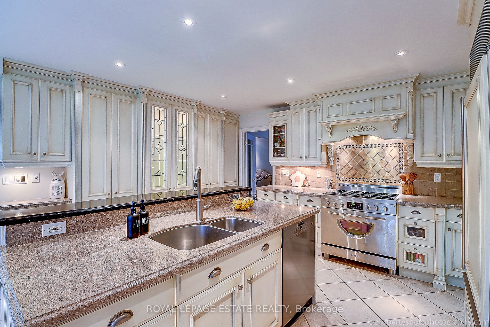 48 Meadowcliffe Drive
