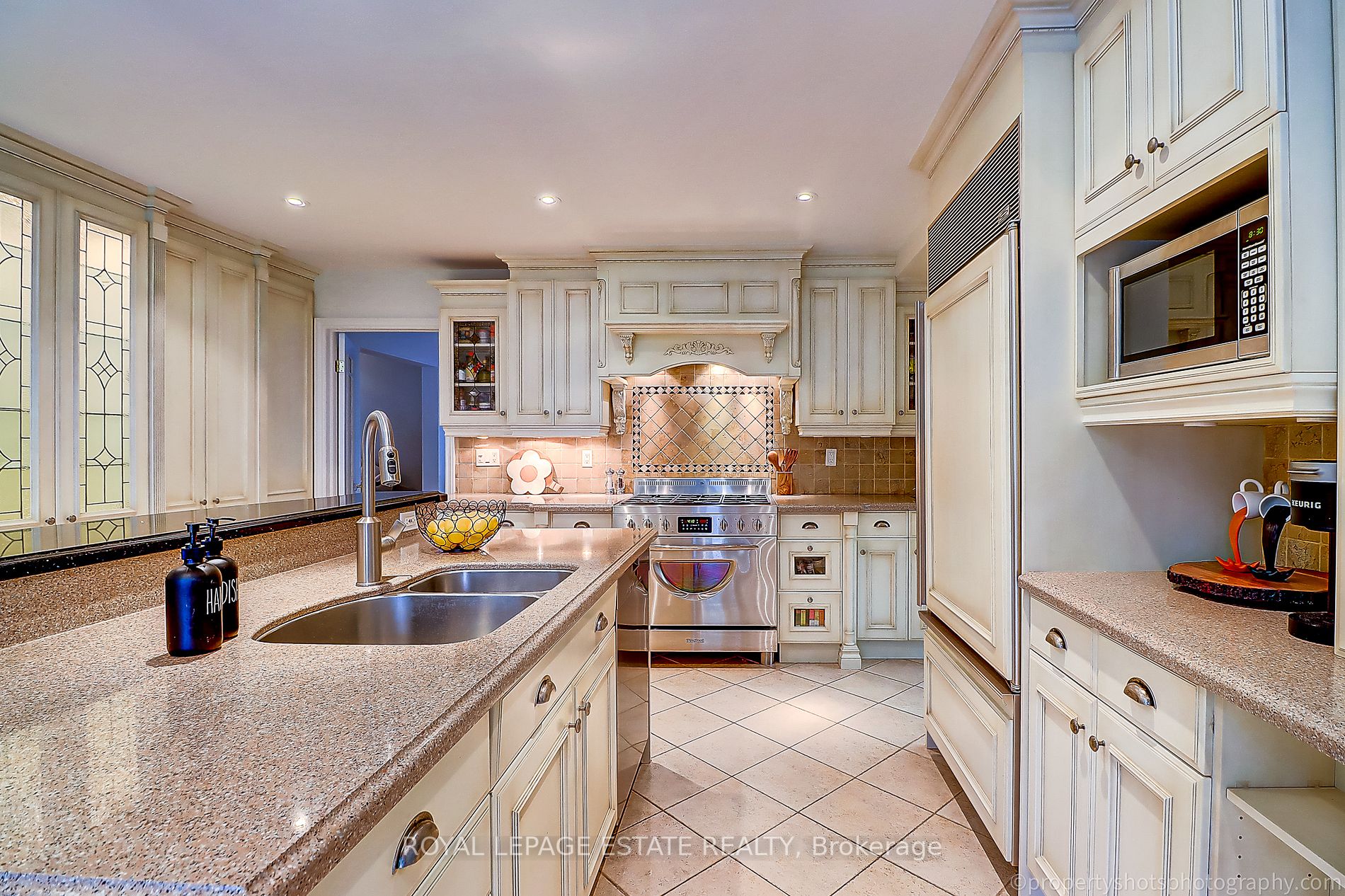 48 Meadowcliffe Drive