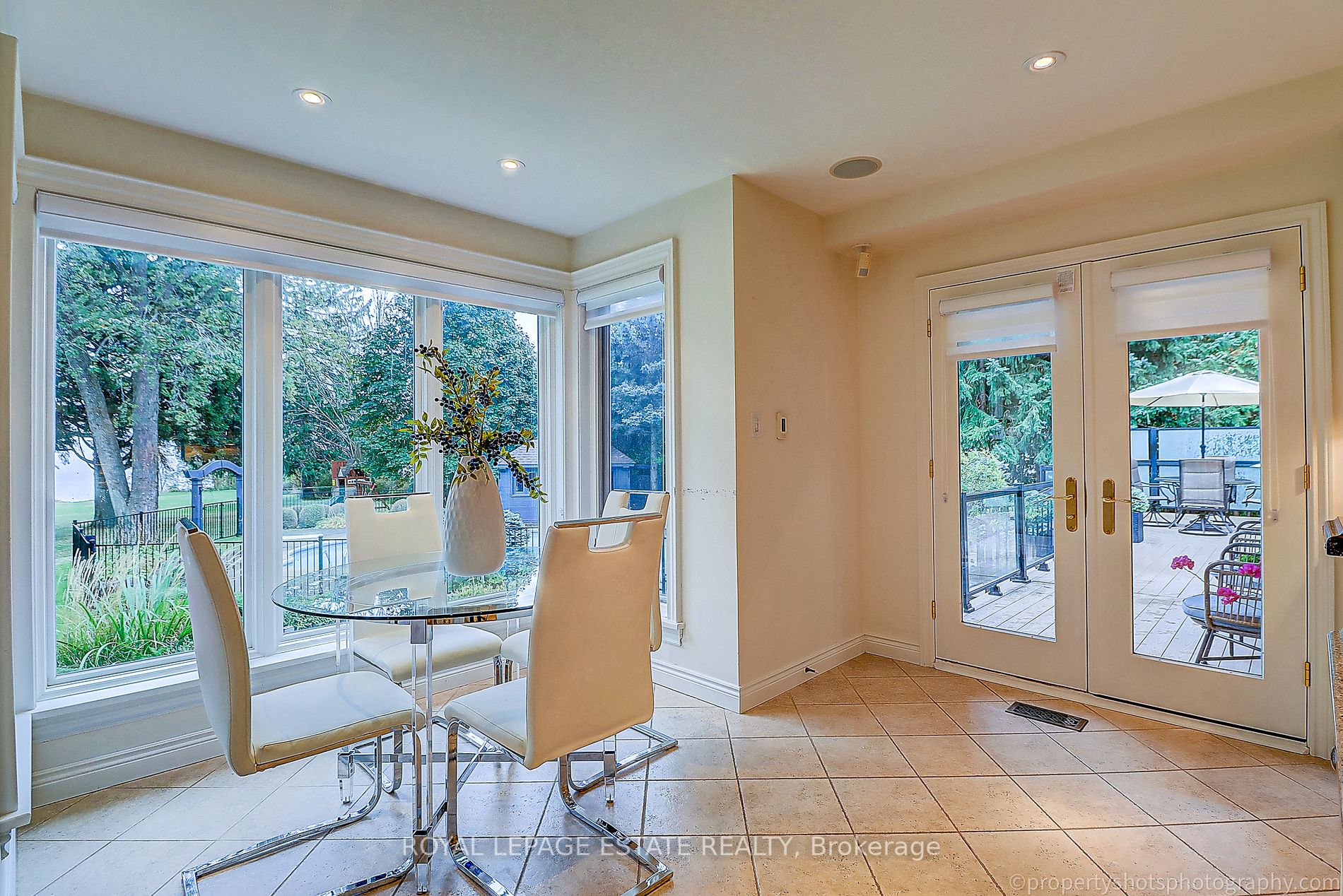 48 Meadowcliffe Drive