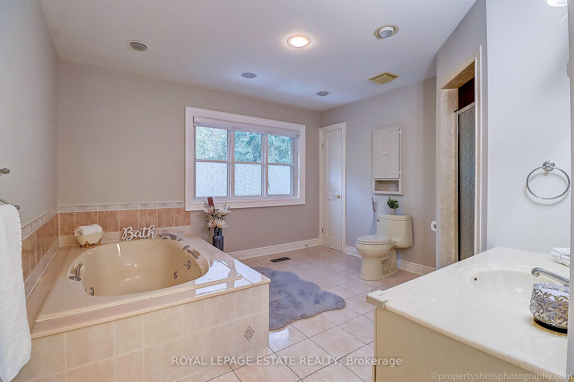 48 Meadowcliffe Drive