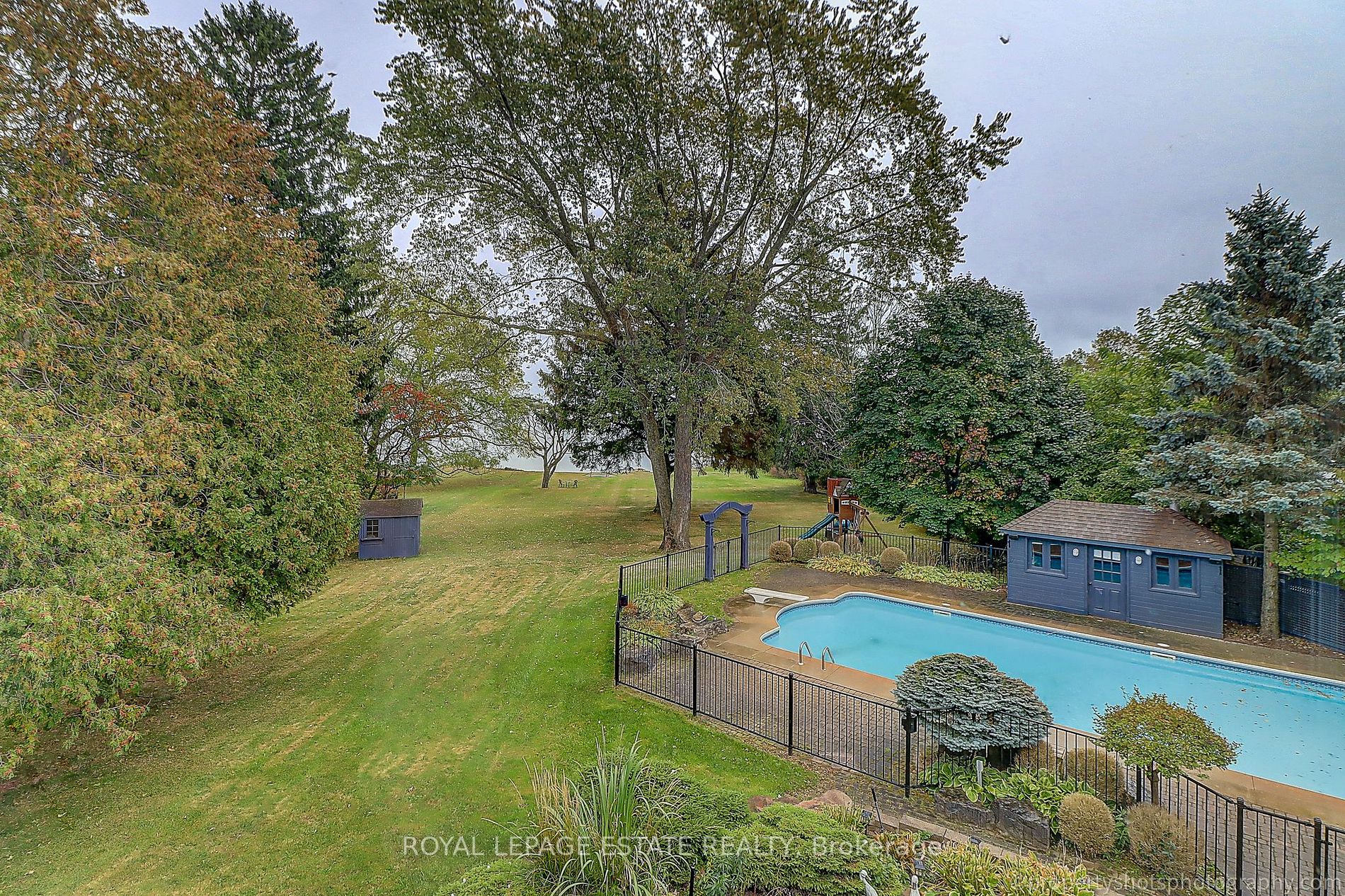 48 Meadowcliffe Drive