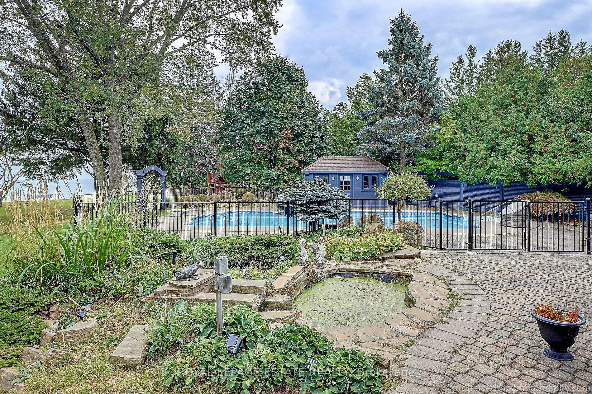 48 Meadowcliffe Drive