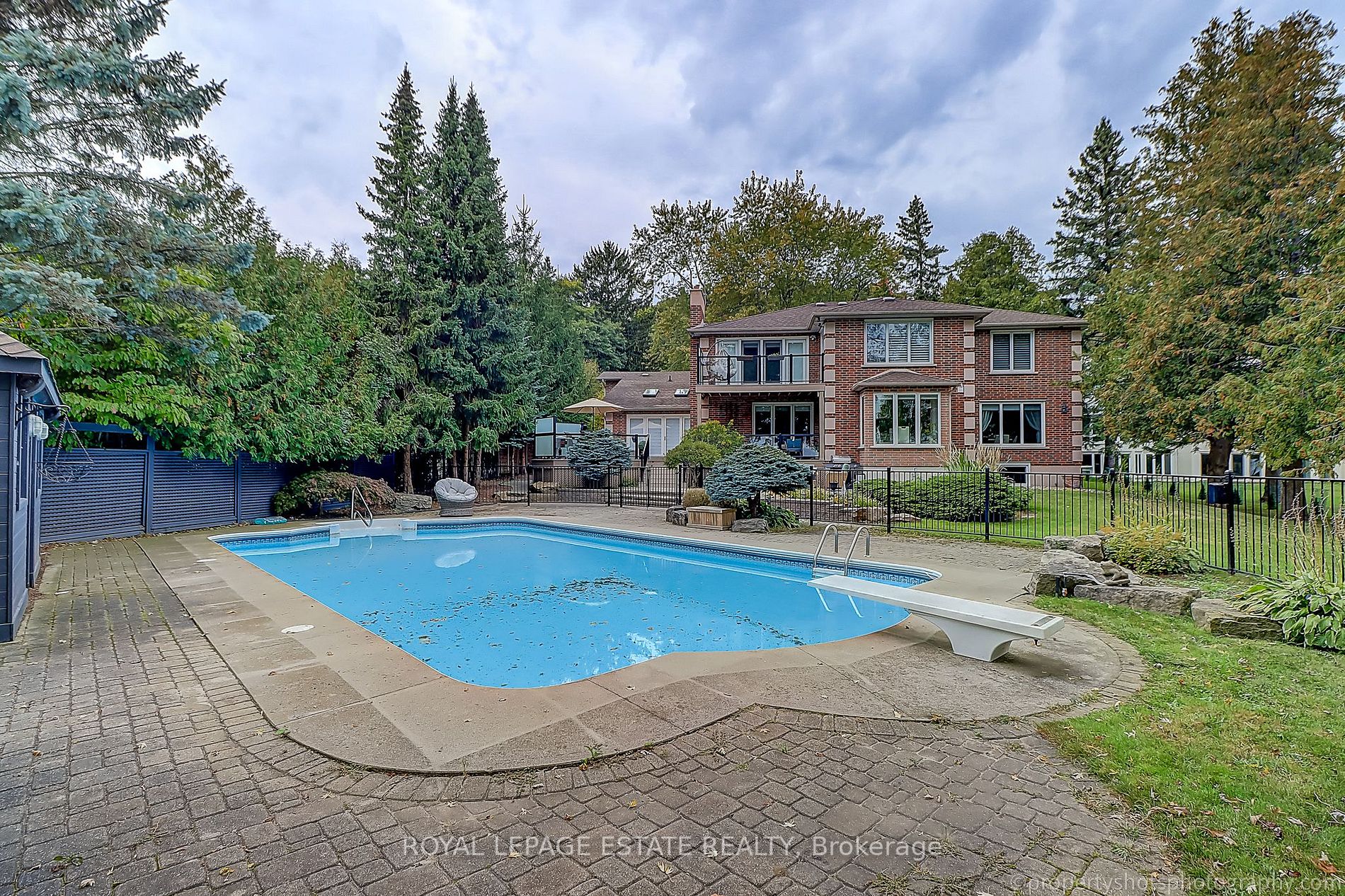 48 Meadowcliffe Drive