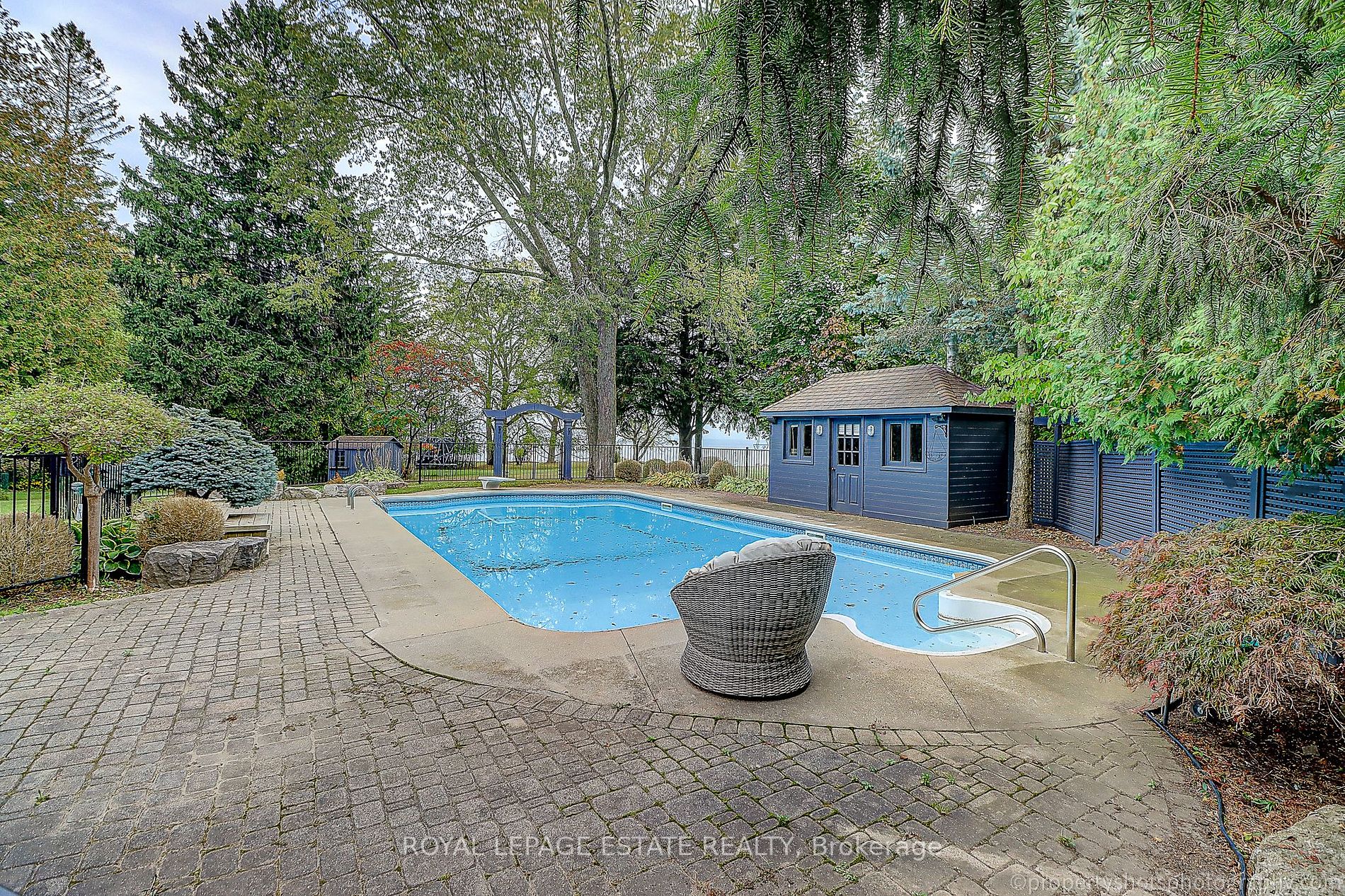 48 Meadowcliffe Drive