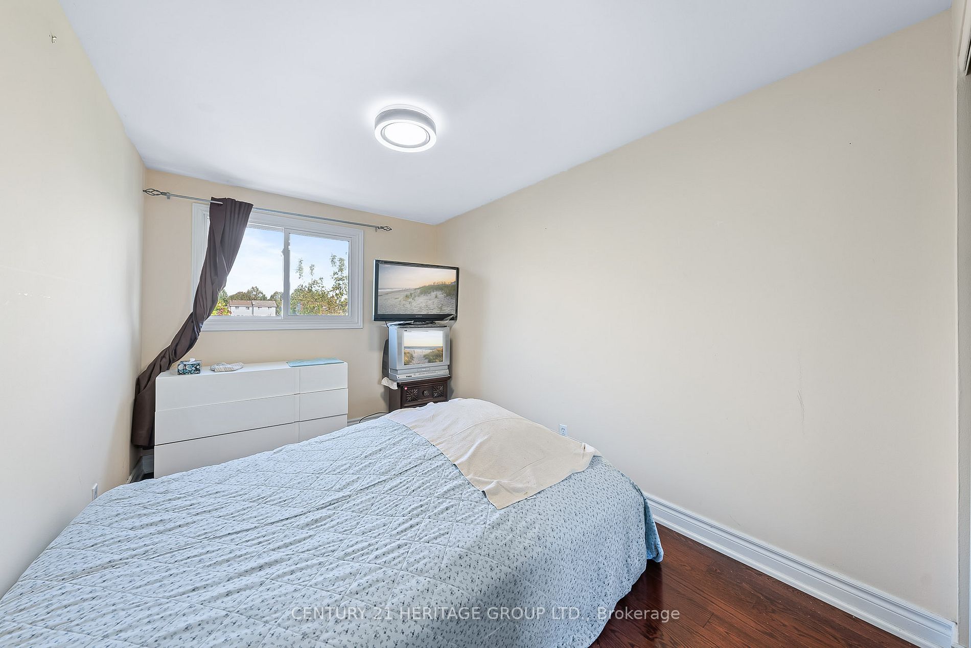 752 Kenora Ave