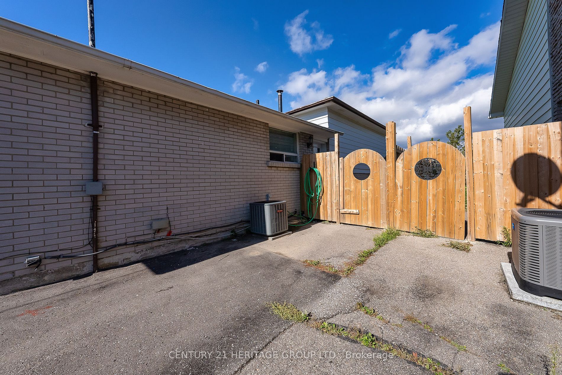 752 Kenora Ave