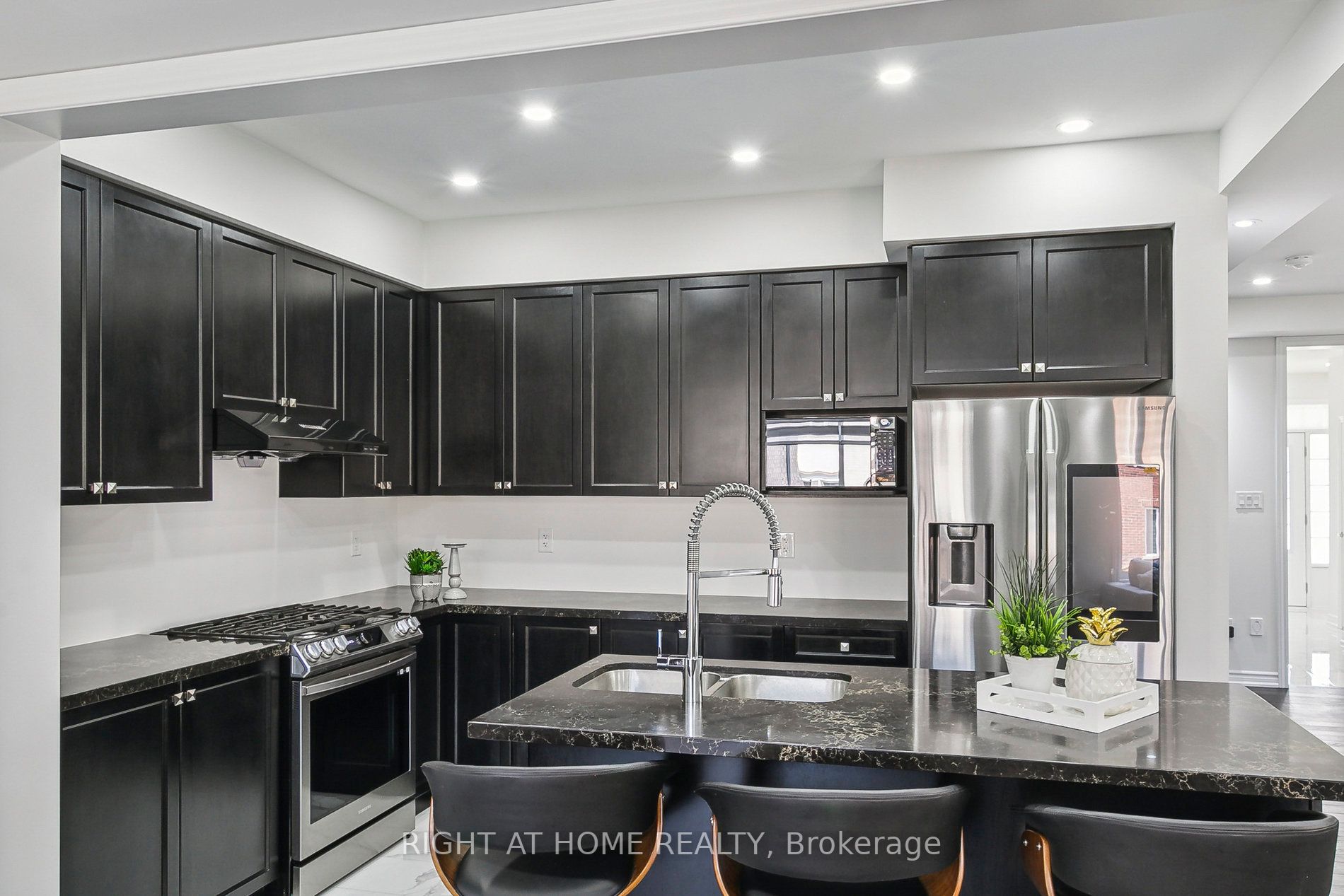 2111 Castle Hill Crt