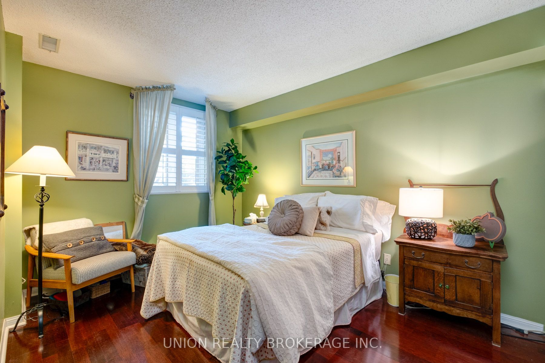 2371 Queen St E, #202