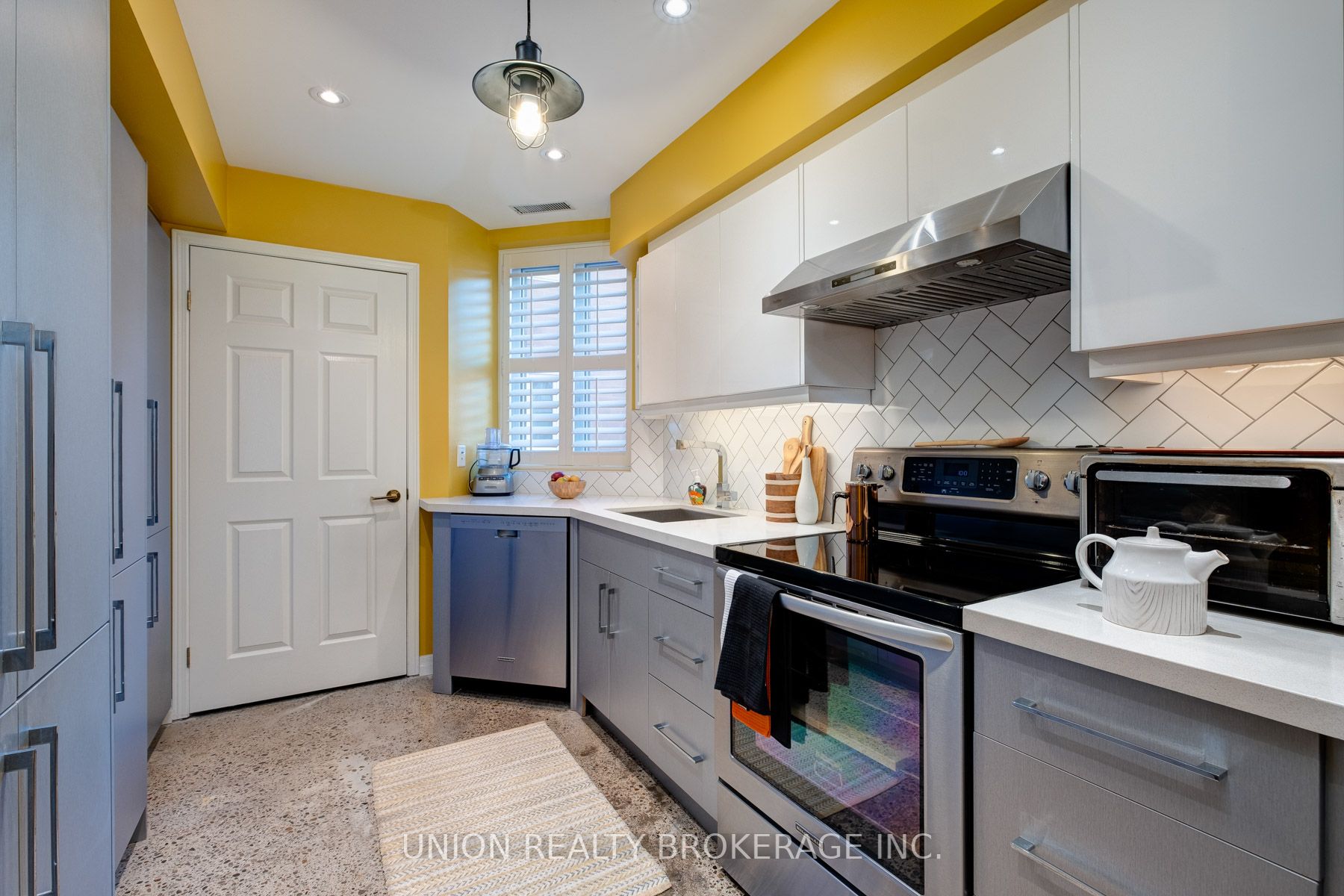 2371 Queen St E, #202