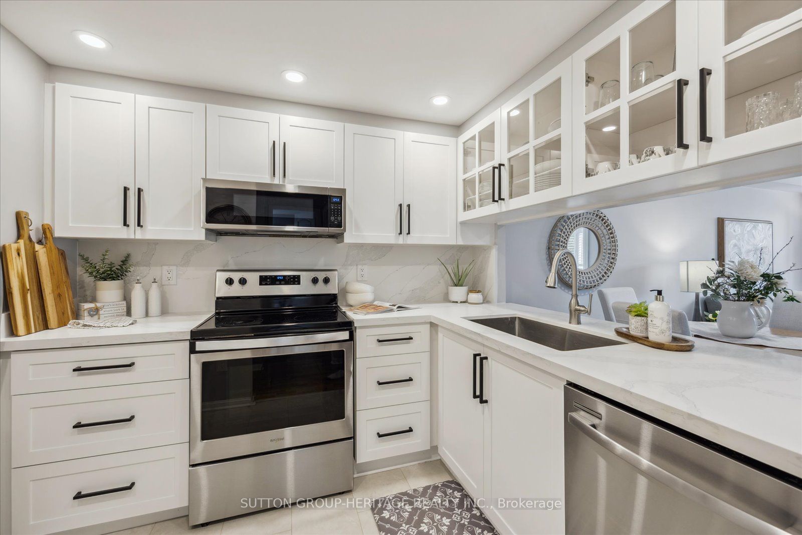 712 Rossland Rd E, #314