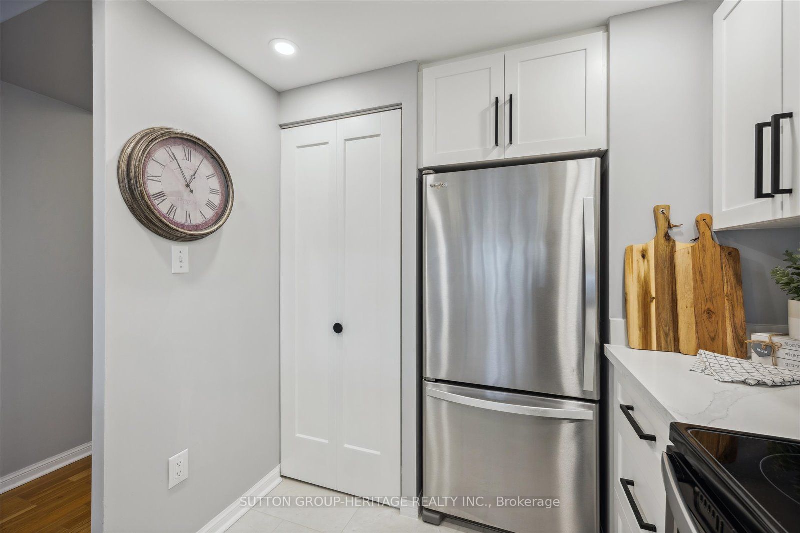 712 Rossland Rd E, #314