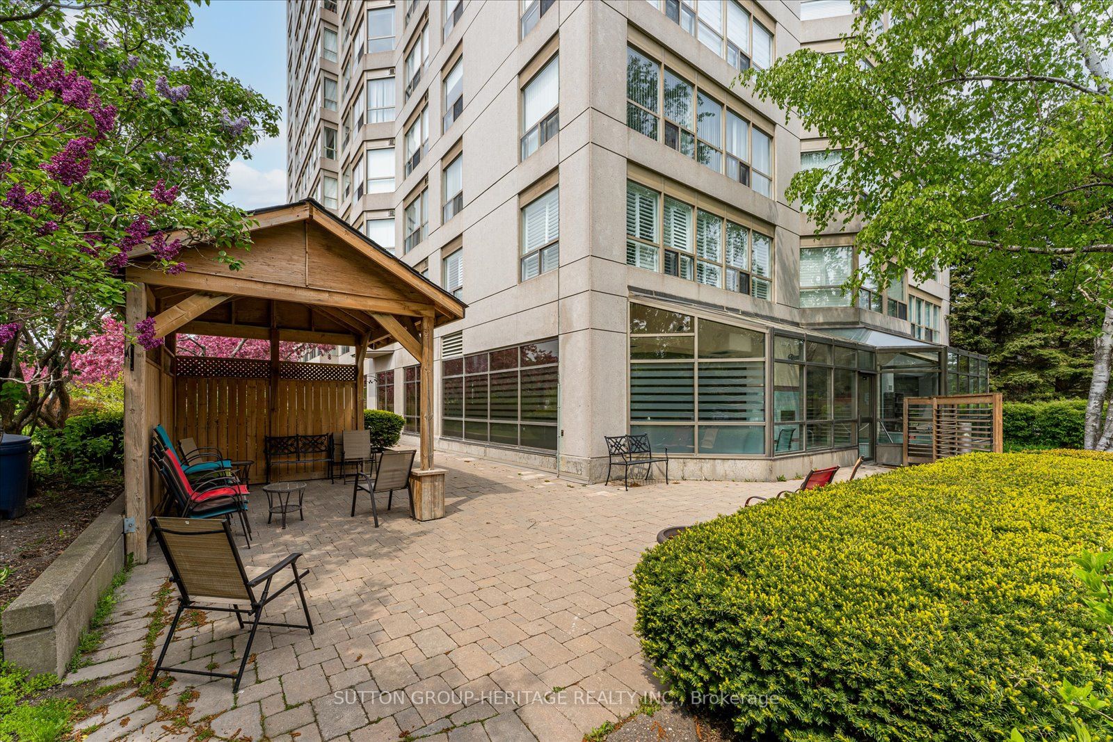 712 Rossland Rd E, #314