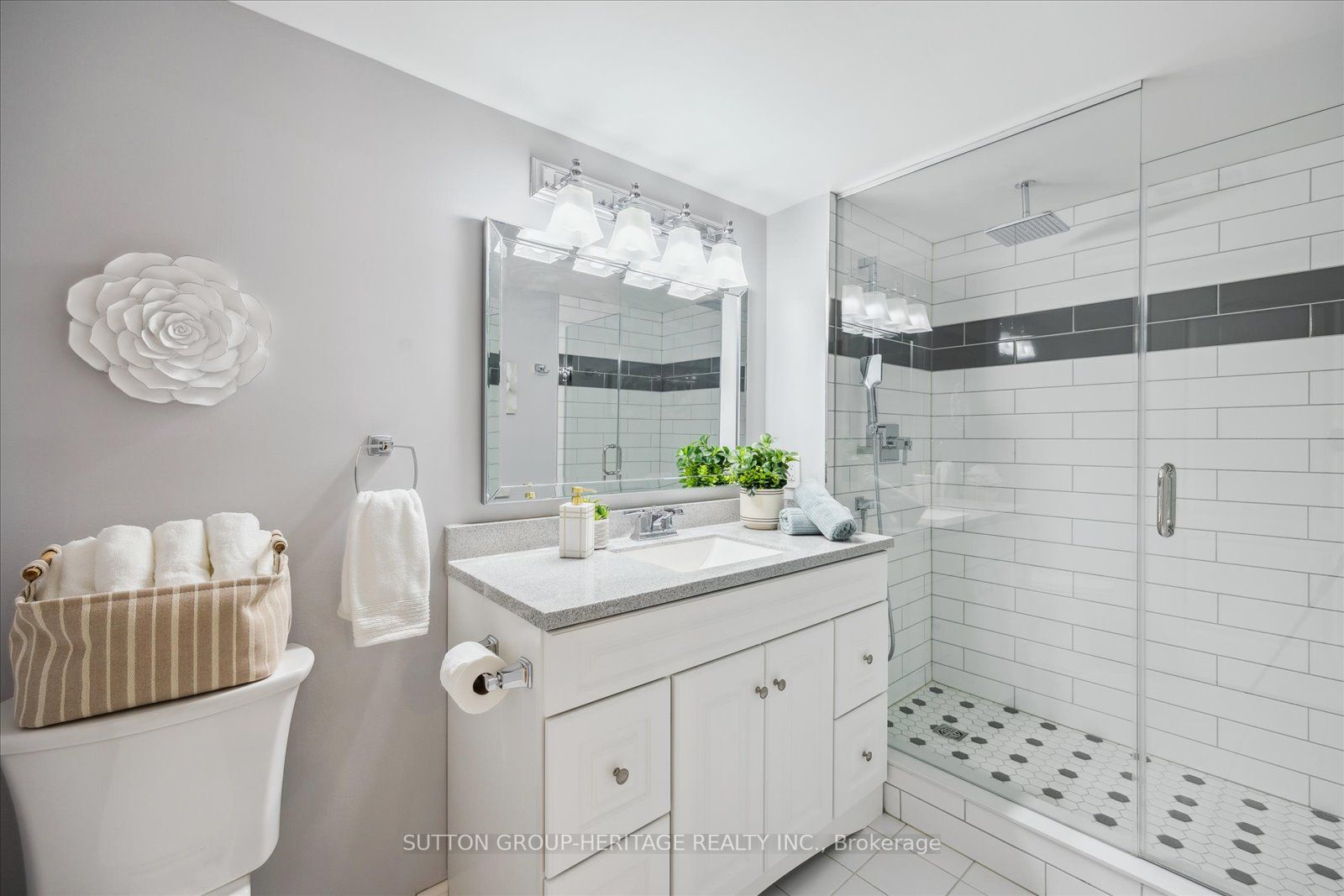 712 Rossland Rd E, #314